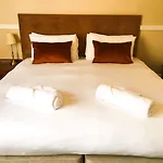Victoria Square Clifton Village 3*