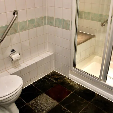 Отель Victoria Square Clifton Village 3*