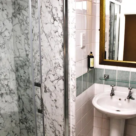 Victoria Square Clifton Village 3*