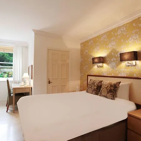 Victoria Square Clifton Village Отель 3*