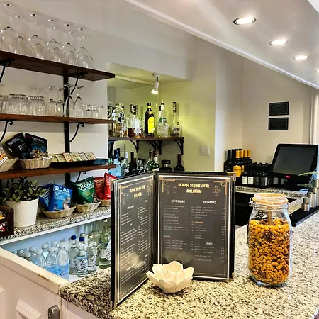 Victoria Square Clifton Village 3*