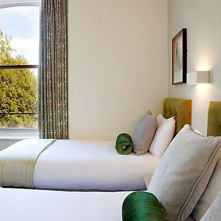 Victoria Square Clifton Village Otel