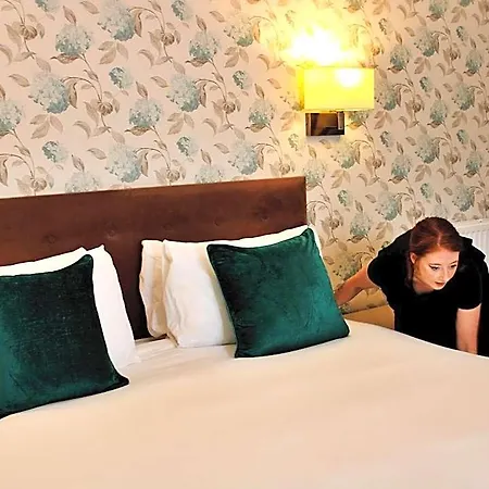 Victoria Square Clifton Village Otel