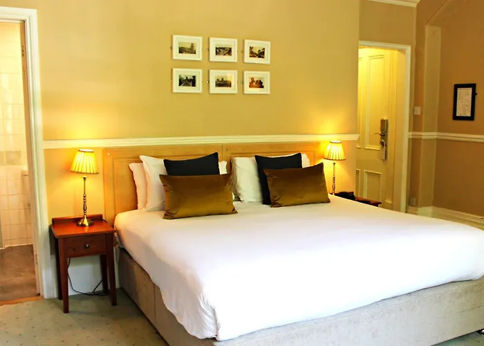 Victoria Square Clifton Village 3*