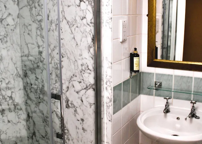 Victoria Square Clifton Village 3*